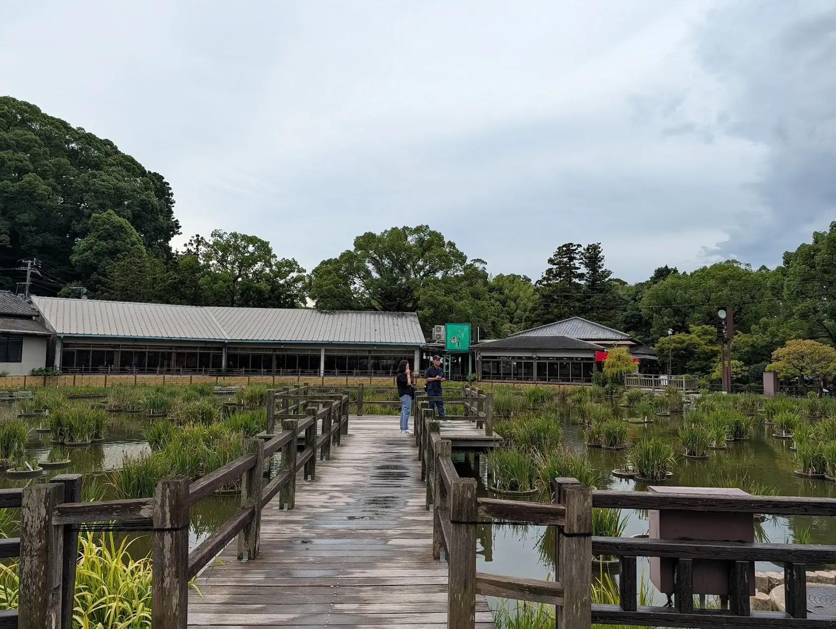 天滿宮旁的湖和餐廳