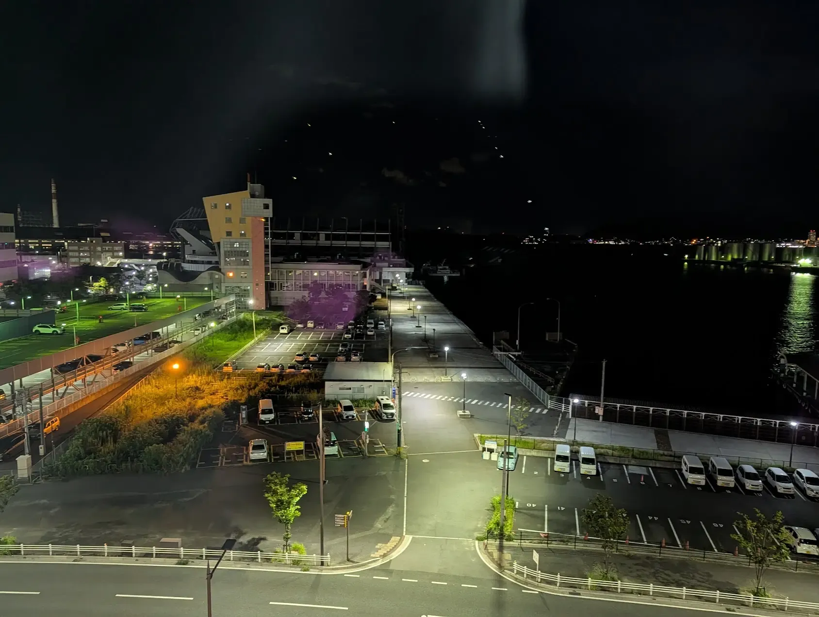 房間窗外夜景