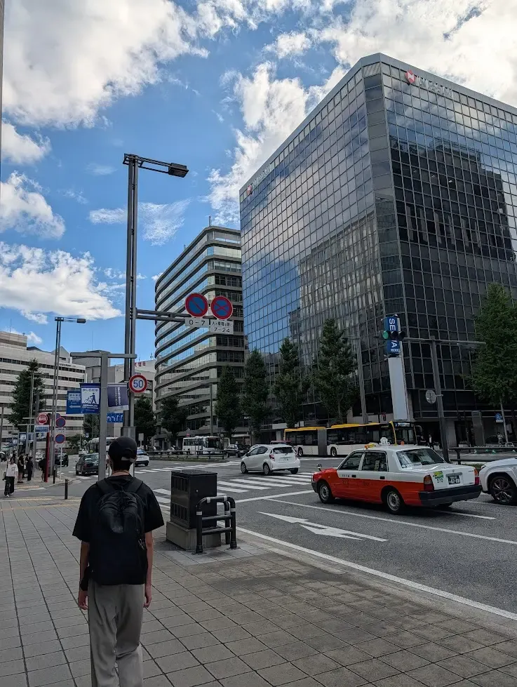 福岡站外的馬路